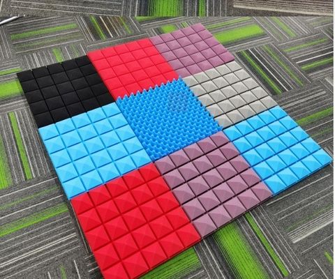 Schalldämmung von Bürogebäuden Akustikplatten mit hoher Dichte und 3D-Pyramidenform