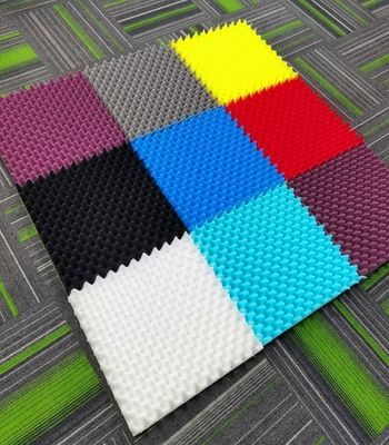 Schalldämmung von Bürogebäuden Akustikplatten mit hoher Dichte und 3D-Pyramidenform