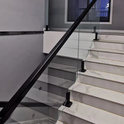 Glasgeländer im modernen Design-Stil für die Sicherheit in Innenräumen