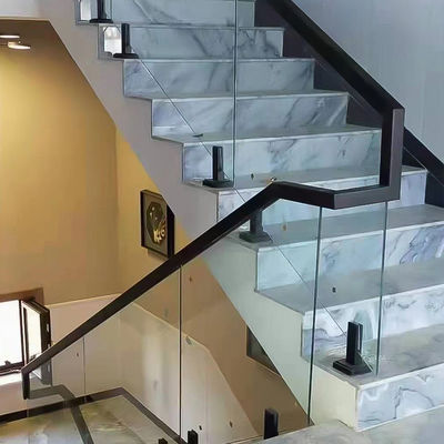Glasgeländer im modernen Design-Stil für die Sicherheit in Innenräumen