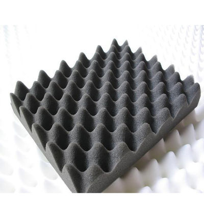 Akustische Schaumstoffplatten in moderner Pyramidenform zur Schalldämmung von Bürogebäuden