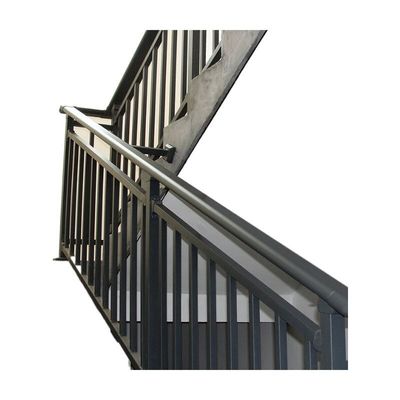 Wandmontierte Glastreppe mit Edelstahlsäulen und modernem Design