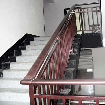 Wandmontierte Glastreppe mit Edelstahlsäulen und modernem Design
