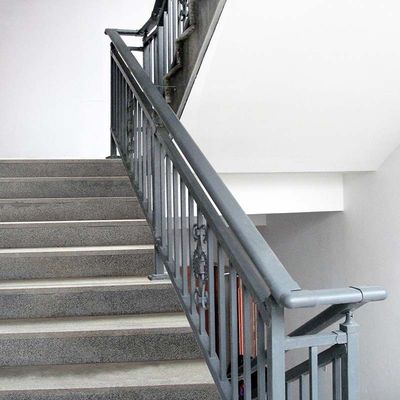 Wandmontierte Glastreppe mit Edelstahlsäulen und modernem Design