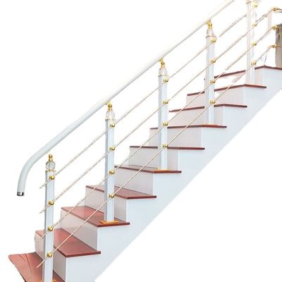 Wohnung Prima Wandmontierte Schwimmberechte Treppe mit zentraler Rückenwirbelsäule und Holzbühne