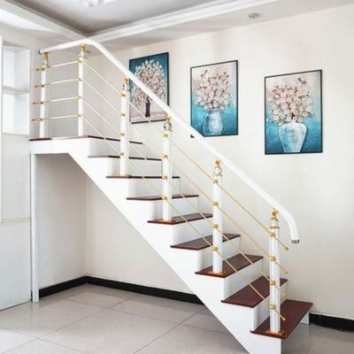 Wohnung Prima Wandmontierte Schwimmberechte Treppe mit zentraler Rückenwirbelsäule und Holzbühne