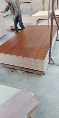Professionelle Produktionsunterstützung Feuchtigkeitsdichtes Melaminkarton im modernen Design-Stil