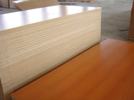 Professionelle Produktionsunterstützung Feuchtigkeitsdichtes Melaminkarton im modernen Design-Stil