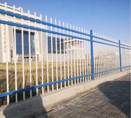 Ein modernes Eisentreppenhandgriff für Innenhofstufen in modernen Wohnungen