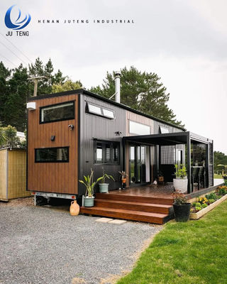 Häuser aus Holz mit Flachpackcontainer aus Stahl