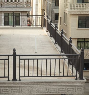 Bürogebäude Balkon Aluminium-Handgriff mit modernem Design und Bodenbefestigung