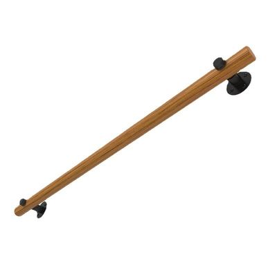 Modernes Design gegen die Wand Innenraum Dachgeschoss Alte Geländer Holztreppen Handgriffe
