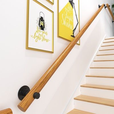 Modernes Design gegen die Wand Innenraum Dachgeschoss Alte Geländer Holztreppen Handgriffe