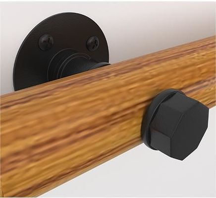 Modernes Design gegen die Wand Innenraum Dachgeschoss Alte Geländer Holztreppen Handgriffe