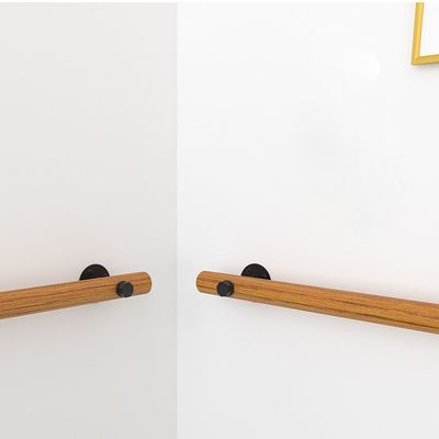 Modernes Design gegen die Wand Innenraum Dachgeschoss Alte Geländer Holztreppen Handgriffe
