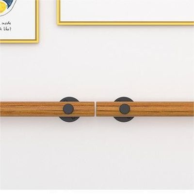 Modernes Design gegen die Wand Innenraum Dachgeschoss Alte Geländer Holztreppen Handgriffe