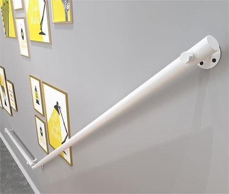 Modernes Design gegen die Wand Innenraum Dachgeschoss Alte Geländer Holztreppen Handgriffe
