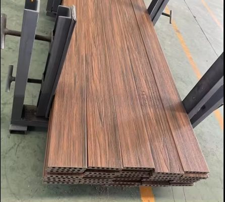 Außenholzglattes Kunststoff-Terrassenboden für unterschiedlich große Schwimmbäder