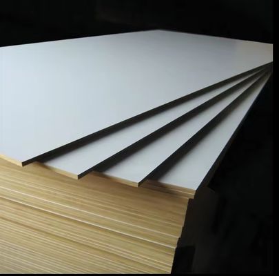 1220x2440mm Weißlaminate aus nichtmetallischem Melamin MDF Sperrholz für Wohnmöbel