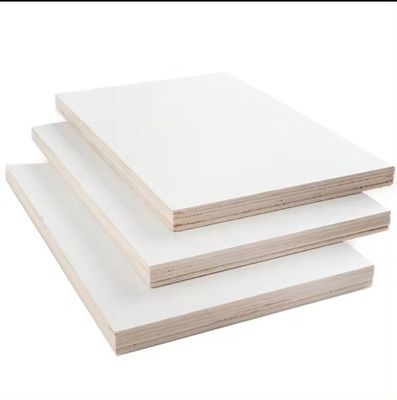 1220x2440mm Weißlaminate aus nichtmetallischem Melamin MDF Sperrholz für Wohnmöbel